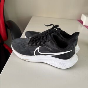 Nike Women’s Black and White Running Sneakers